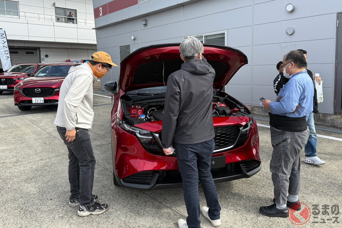 エンジンルームを開けて見学する人々の姿も