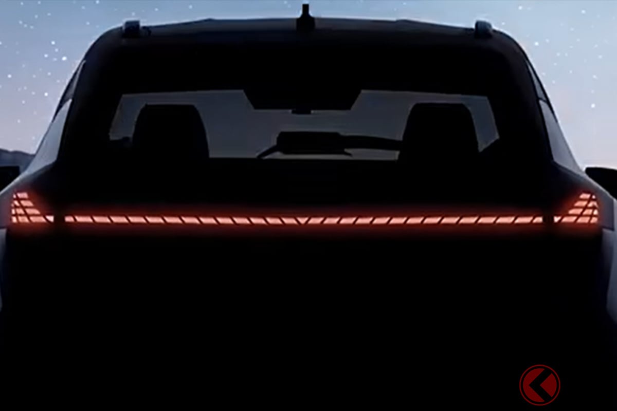 横一線に伸びるテールライトが際立ち、先進性とワイド感を強く印象づけるリアデザイン