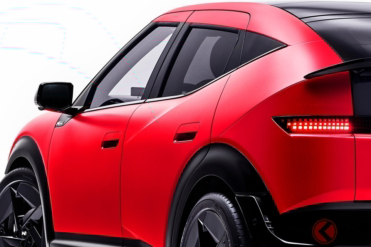 「エアロハッチ」スタイルが目を引く新型「コンパクトカー」