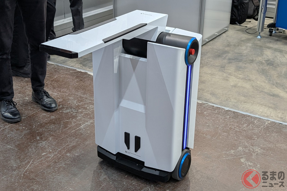 人と協調しながらさまざまな搬送に対応した二輪ロボットを展示