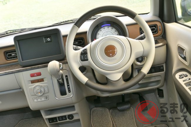 スズキの「ちいさい四駆セダン」に注目！ 「本当に軽？ 普通車より豪華