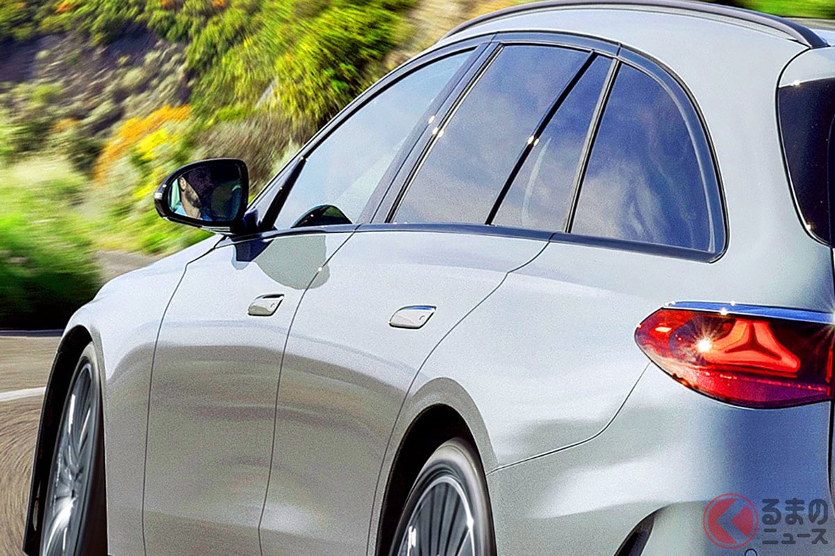 ナイトパッケージの黒いアクセントと20インチアルミホイールが精悍さを引き立てる