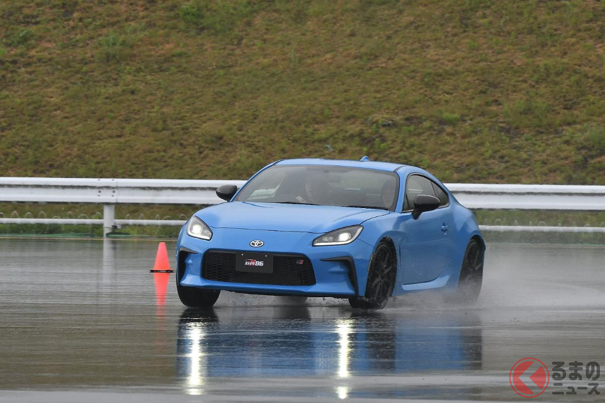 GR DRIVING EXPERIENCEの様子(GR2級/パイロンコースでの限界走行体験)