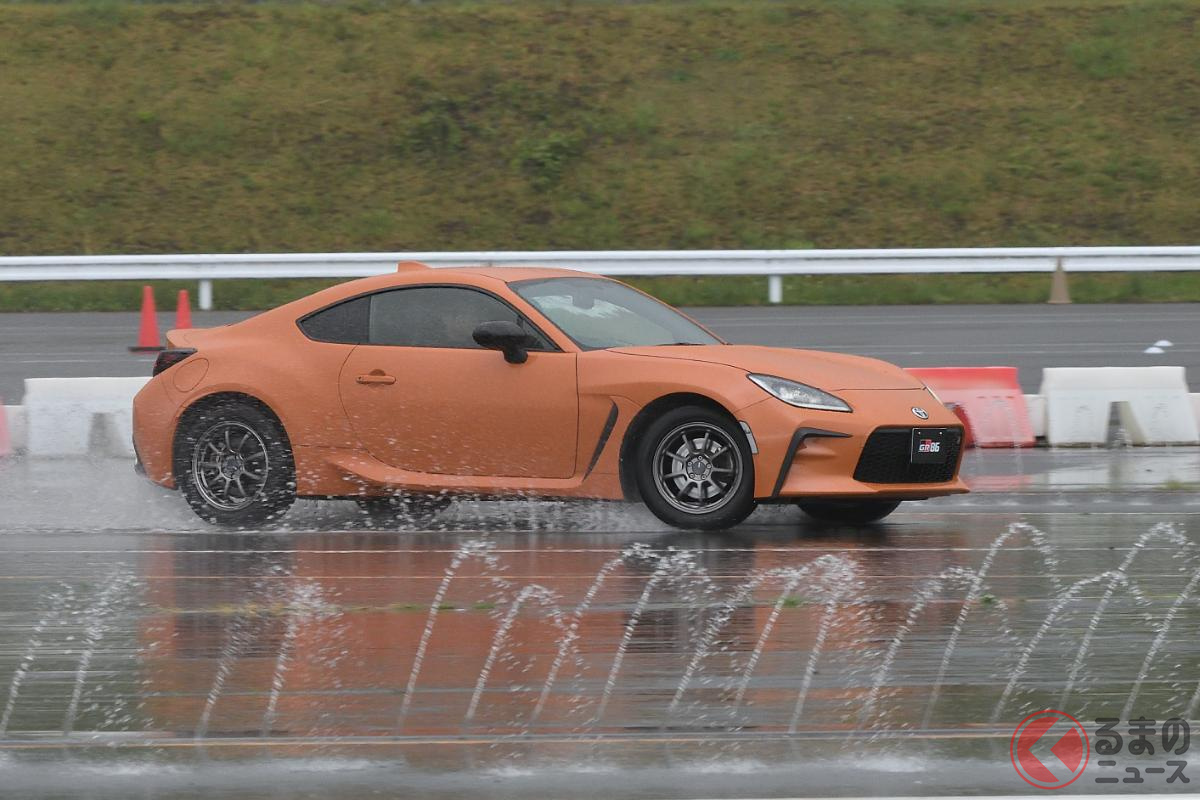 GR DRIVING EXPERIENCEの様子（GR3級／低μ路での走行体験）