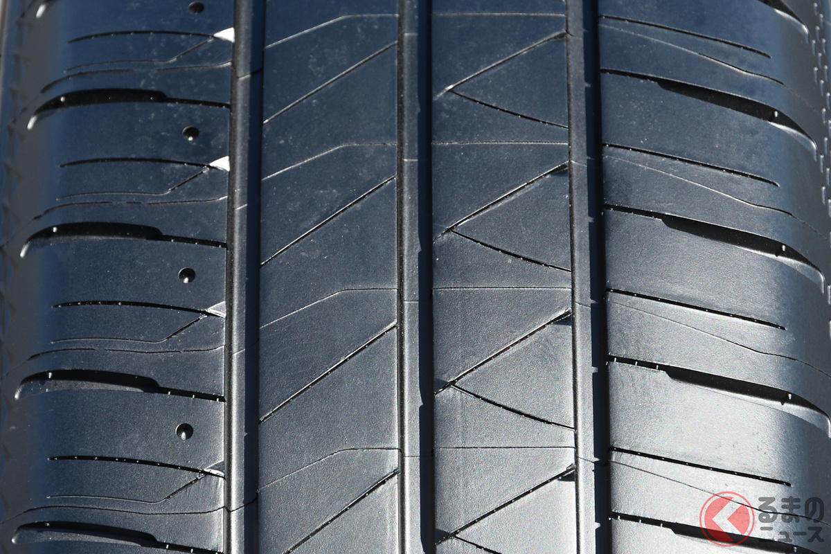 フィネッサのトレッド面には、静粛性を高めるスリットサイレンサーなど、あらゆる設計がされている