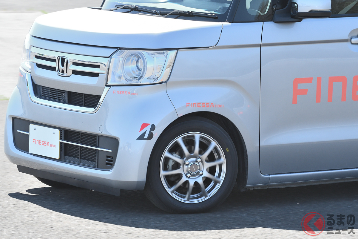 ドライ路面でも性能の進化は感じられた。背の高い軽自動車でもフラつきを最小限に抑制し、揺り戻しが少ないため、同乗者の車酔い軽減にも一役買いそうだ