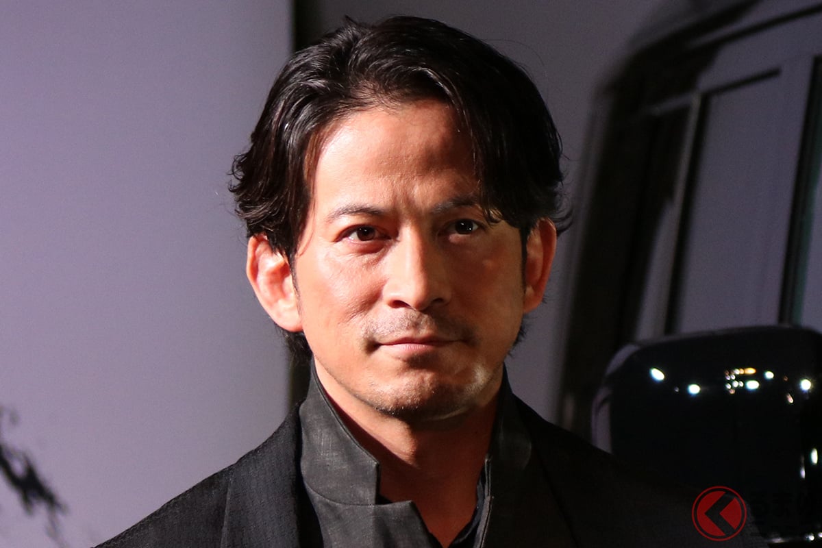 岡田准一×ディフェンダーの2ショットがイイ!