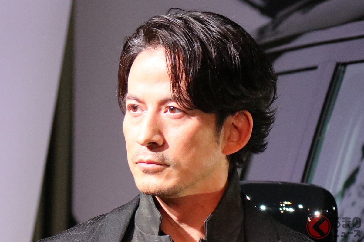俳優「岡田准一」の愛車「高級SUV」って?