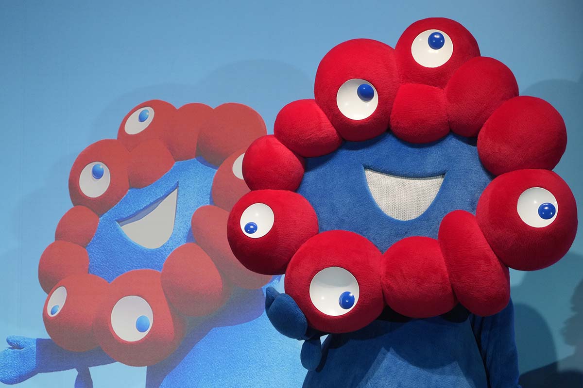 ミャクミャクの愛車って!?(Photo:時事通信フォト 画像は大阪・関西万博 開幕1年前イベントに登場した際)