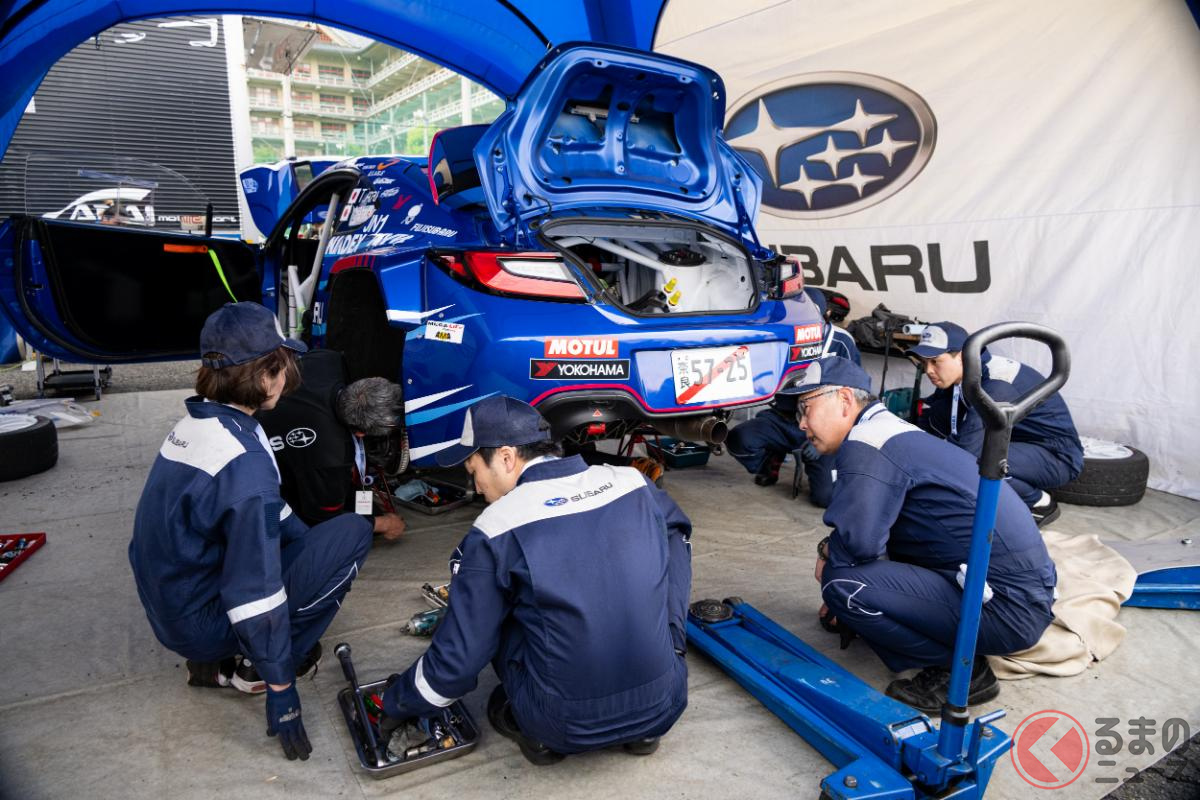 スバルでは全国の販売店のメカニックを、全日本ラリーやTGR GR86/BRZ Cupなどに派遣している