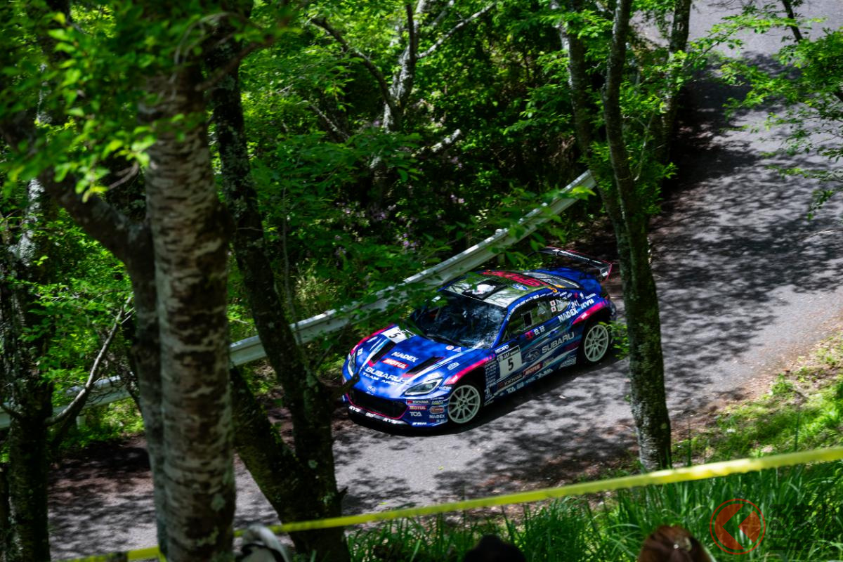 ラリーのSS区間をSUBARU Boxer Rally spec.Zが走り抜ける様子