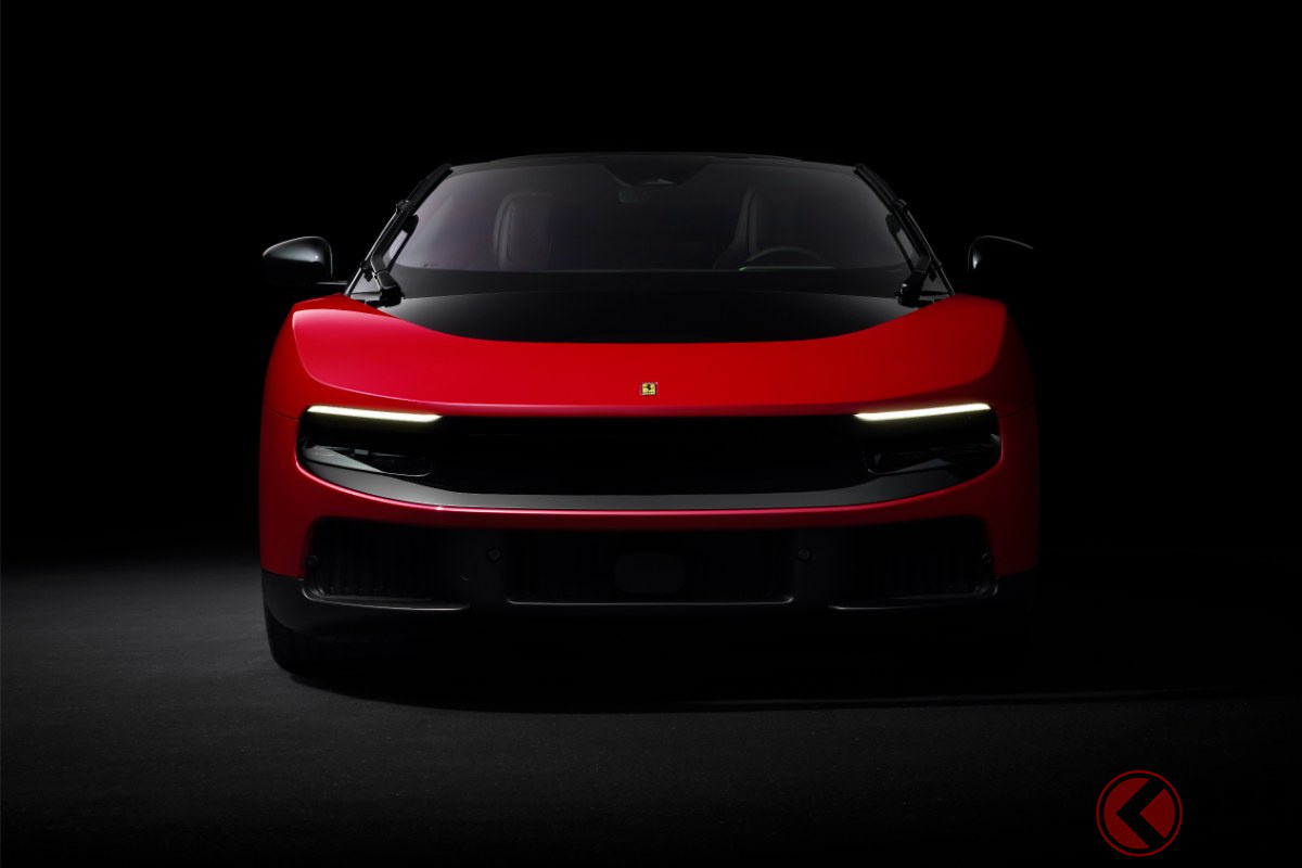 往年の名車「360モデナ」や「458イタリア」をオマージュした丸型のハロテールライトを採用。透明なライトパネルがprimary surfaces(ボディ表面)と一体化し、消灯時は滑らかに溶け込む美しいテールデザインです