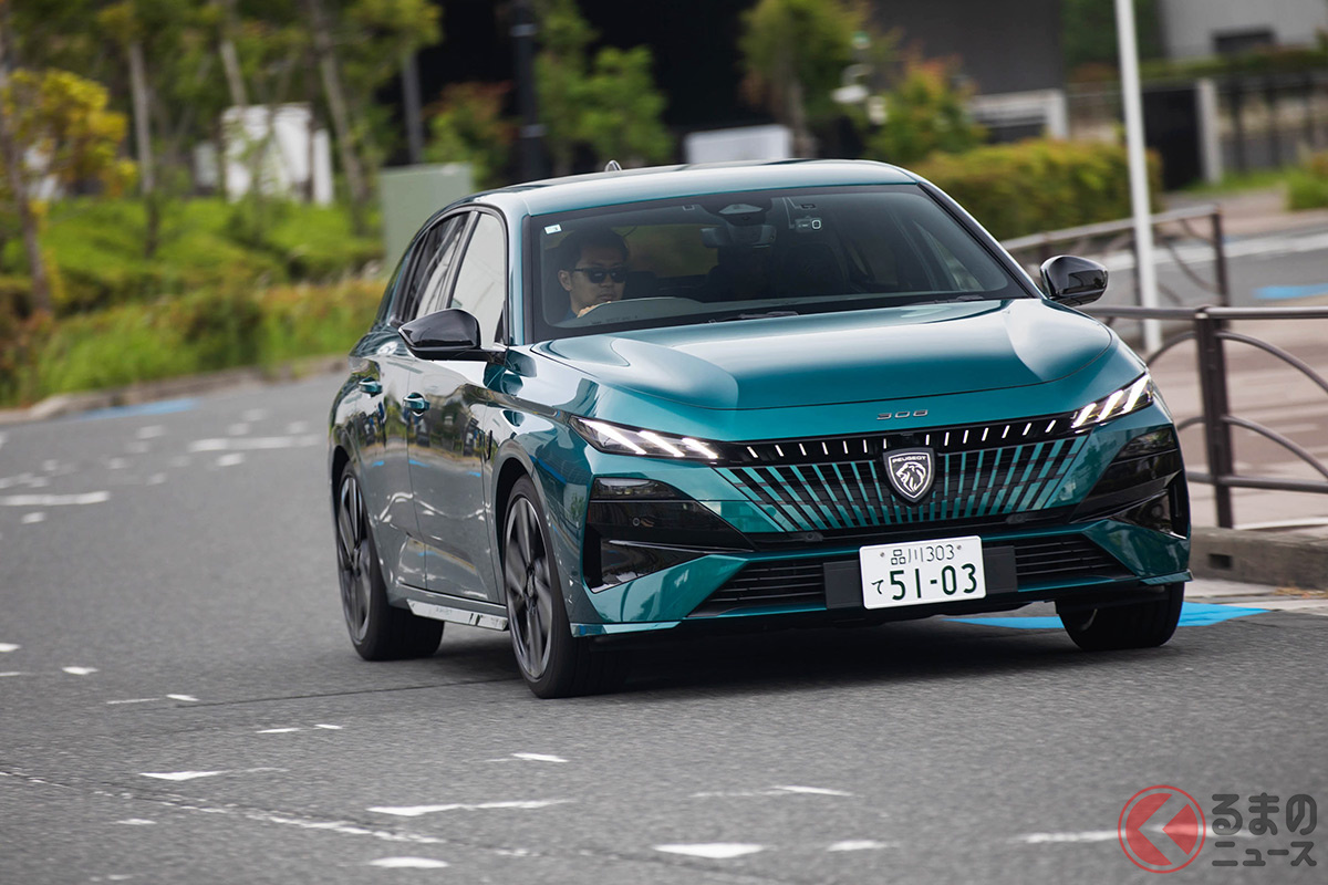 プジョー初の発光エンブレムを採用！