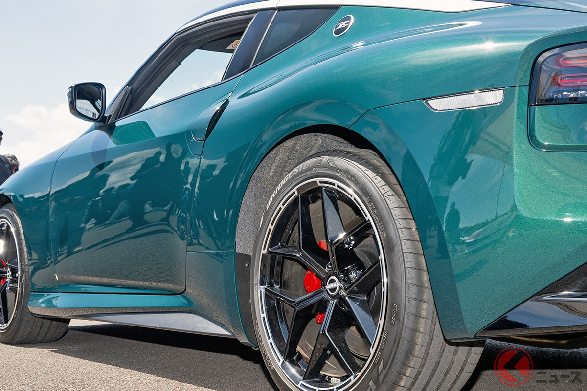 グリーンの復刻やホイールデザインなどさまざまな部分に歴代モデルへのオマージュを重ねた新型「フェアレディZ」
