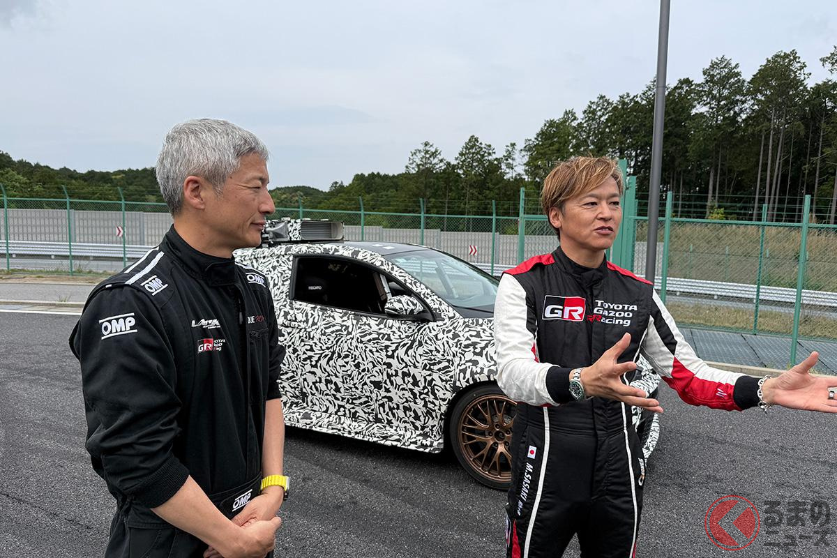 GRヤリスMコンセプトの開発に携わるGR統括部チーフエンジニアの齋藤尚彦氏（左）とプロドライバーの佐々木雅弘選手（右）