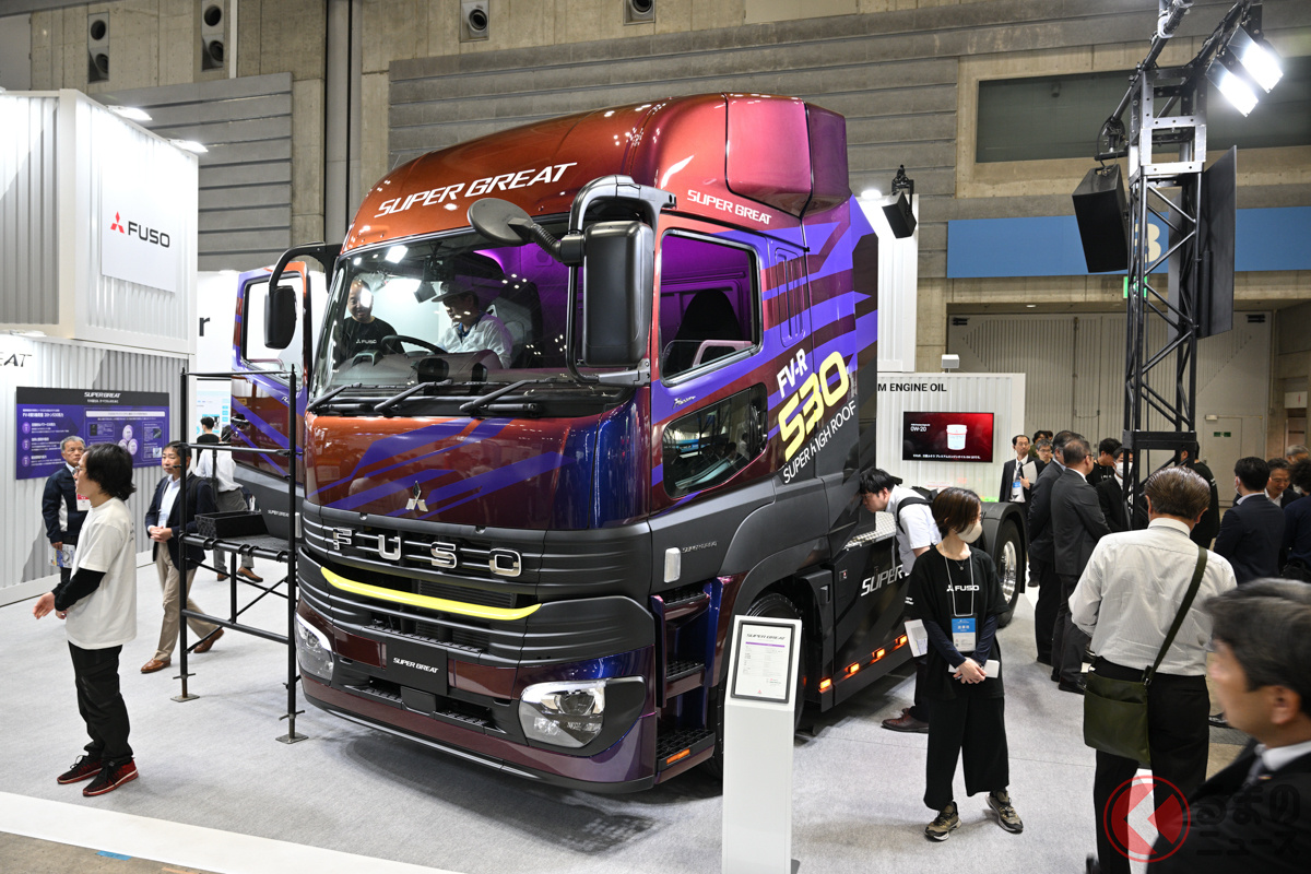 三菱ふそうブースでひときわ目を引いていた「スーパーグレート」第5輪荷重20トン車(FV-R 6×4 後2軸セミトラクタ)