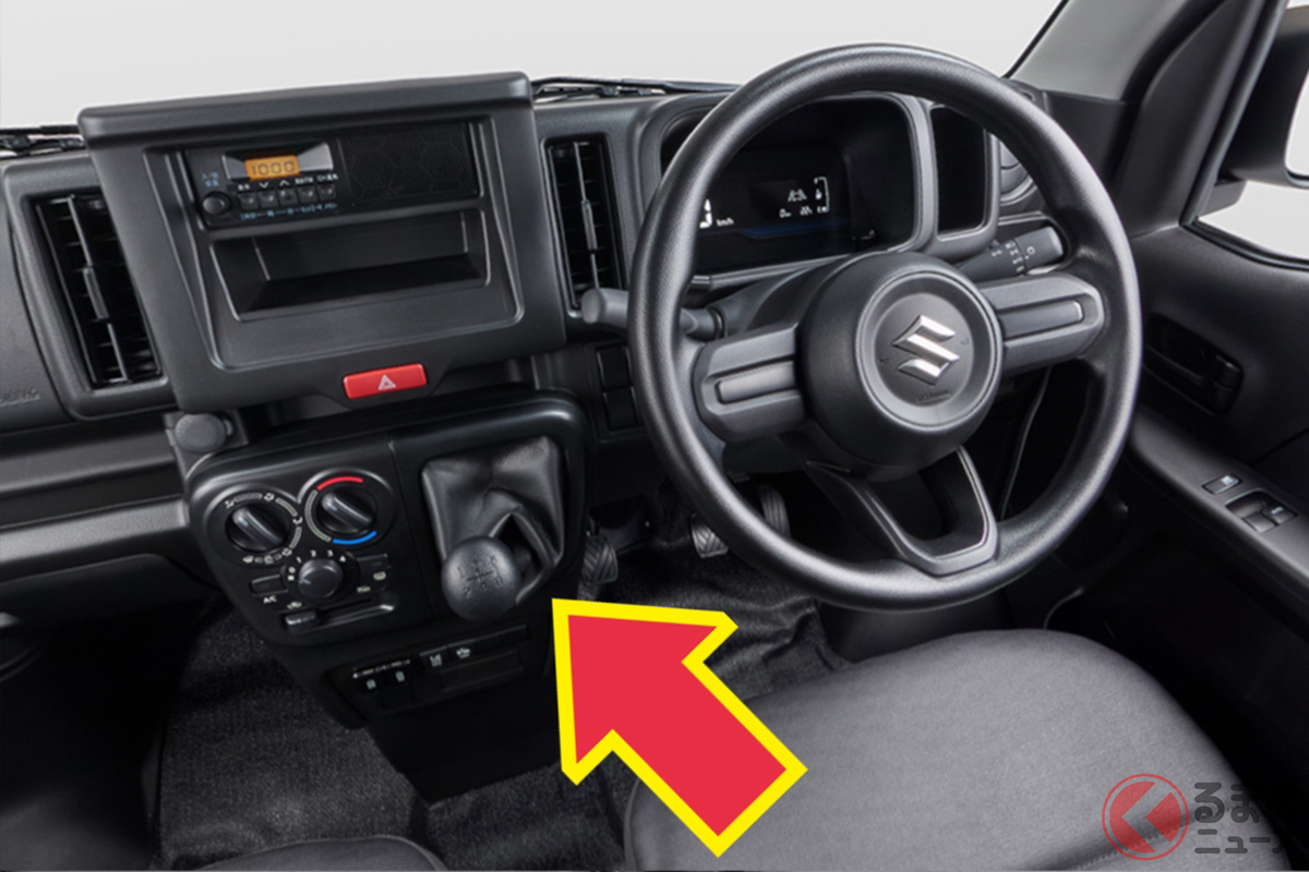 商用車らしいシンプルで機能的な内装。ビニールレザーシートや豊富な収納スペースを備え、仕事での使いやすさを重視した設計となっている。
