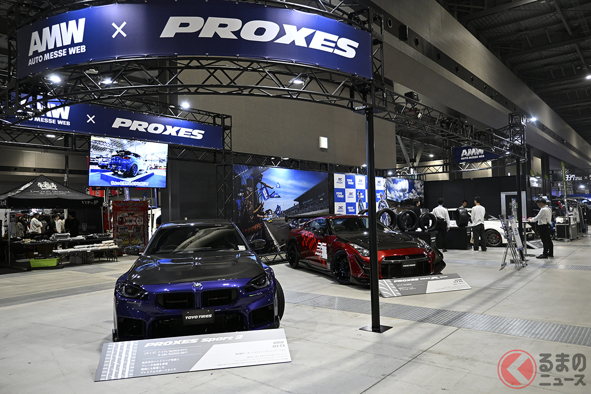 ブースにはPROXES SPORT 2を履いたスポーツカーが並んだ