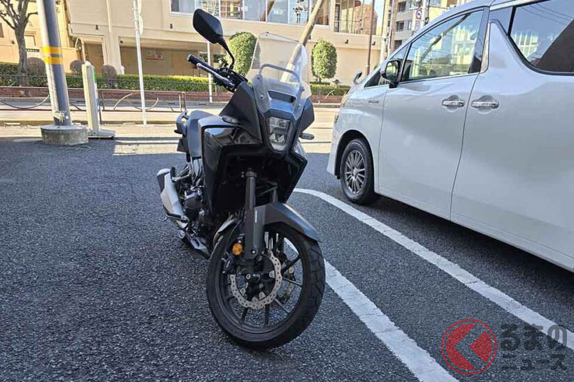SAやコンビニの駐車場においてバイクが四輪車用の駐車枠を使用することはNG?