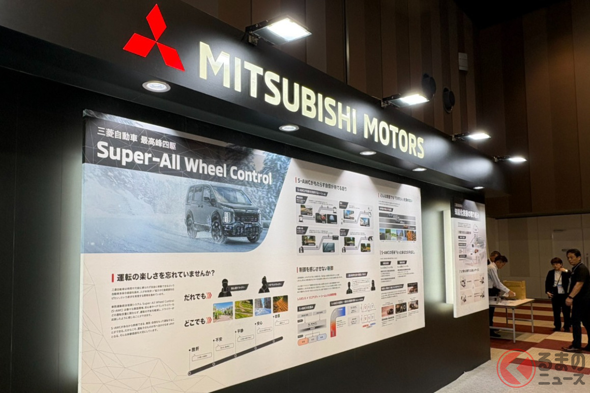 パネル展示で三菱四駆の歴史や技術を解説