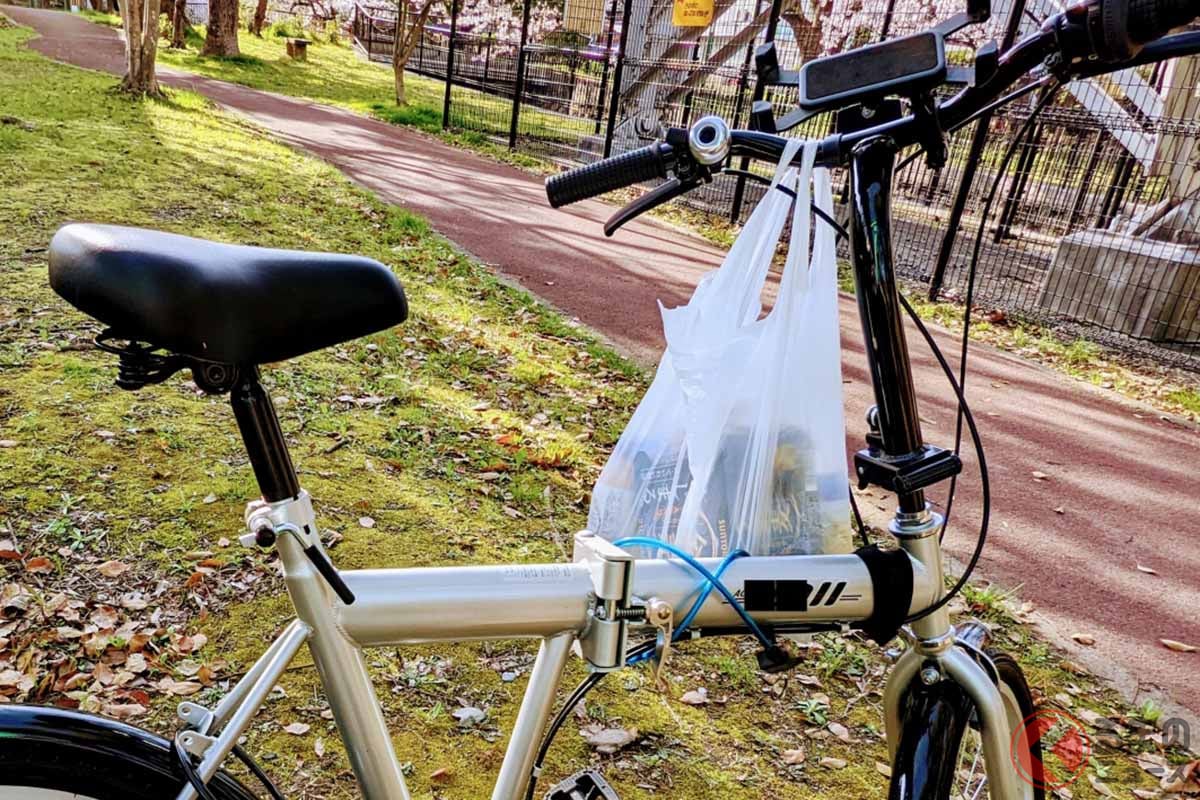 自転車のハンドルに物をぶら下げて走るのは違反で青切符に(画像はイメージ、PhotoAC)
