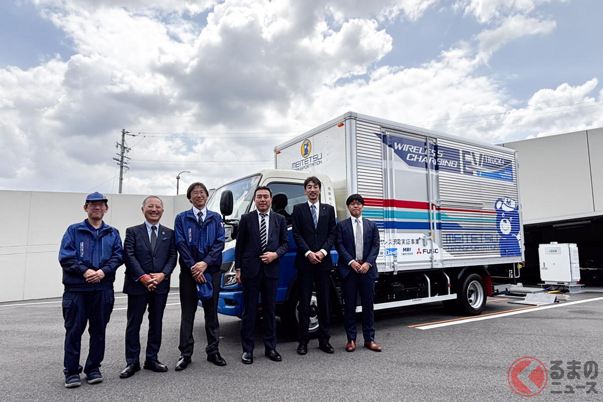 愛知県江南市にある名鉄NX運輸「名鉄トラックターミナル中部」で、EVトラックワイヤレス充電の実証実験見学会が行われた。写真右から三菱総合研究所 丹羽主任研究員、ダイヘン 真鍋充電技術部長、三菱ふそうトラック・バス 尾崎マネージャー、名鉄NX運輸 上野江南支店長、三菱ふそうトラック・バス 林副社長、名鉄NX運輸のドライバー