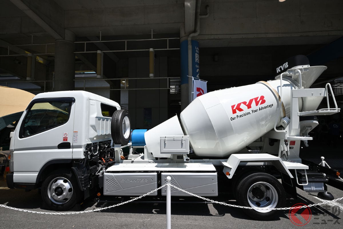カヤバが開発した電動駆動式コンクリートミキサ車のコンセプトモデル。車体は三菱ふそうの電気小型トラック「eCanter」を使用している