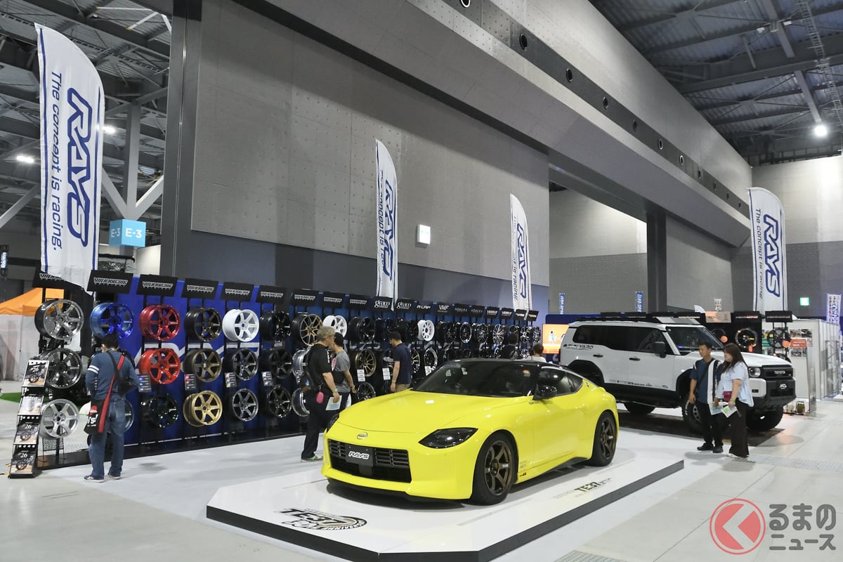 オートメッセ in 愛知のレイズブースの様子。松田次生氏の愛車である日産・RZ34型フェアレディZが注目を集めていた