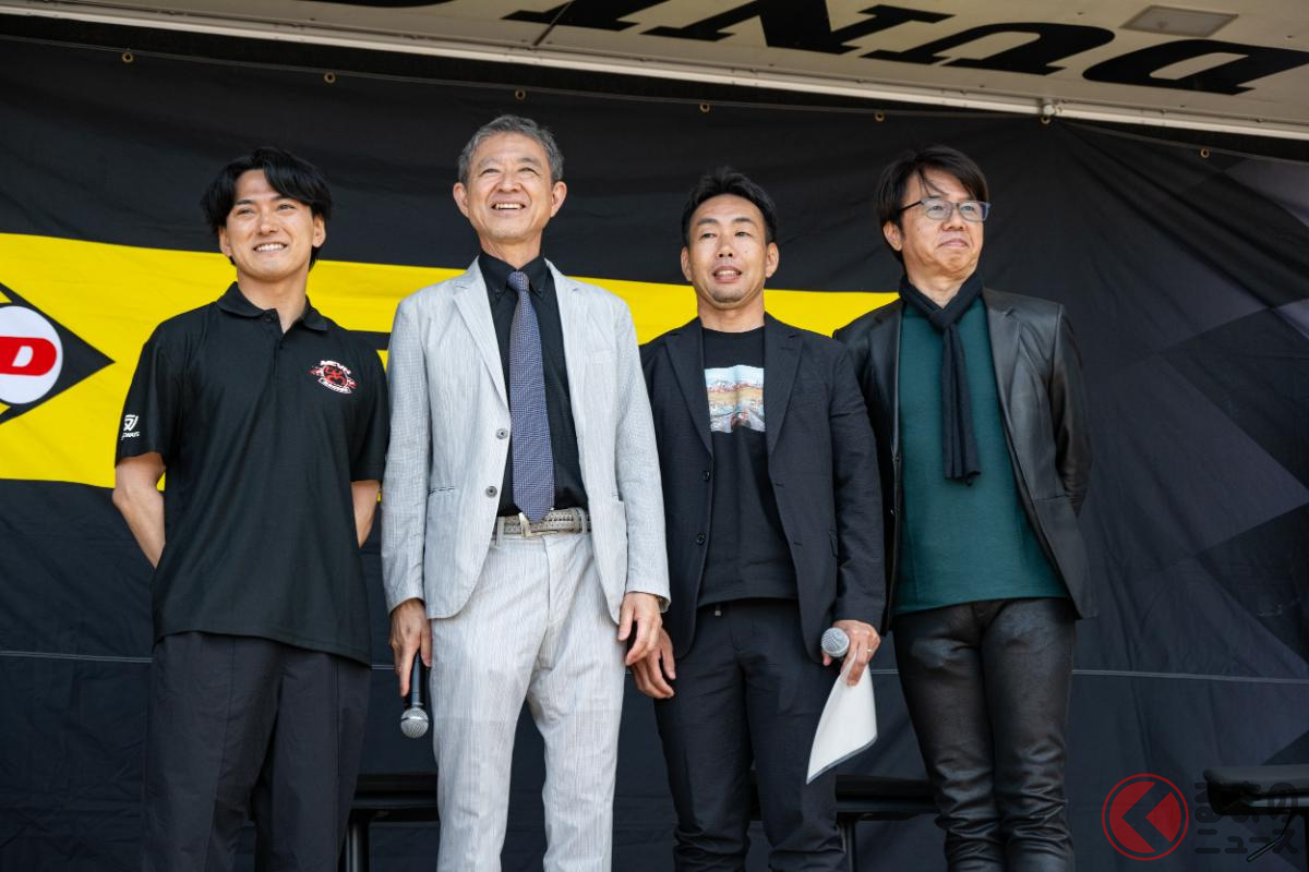 新型モデルについて語られた!(画像はトークショーに参加した3名とレーシングドライバーの千代勝正氏)