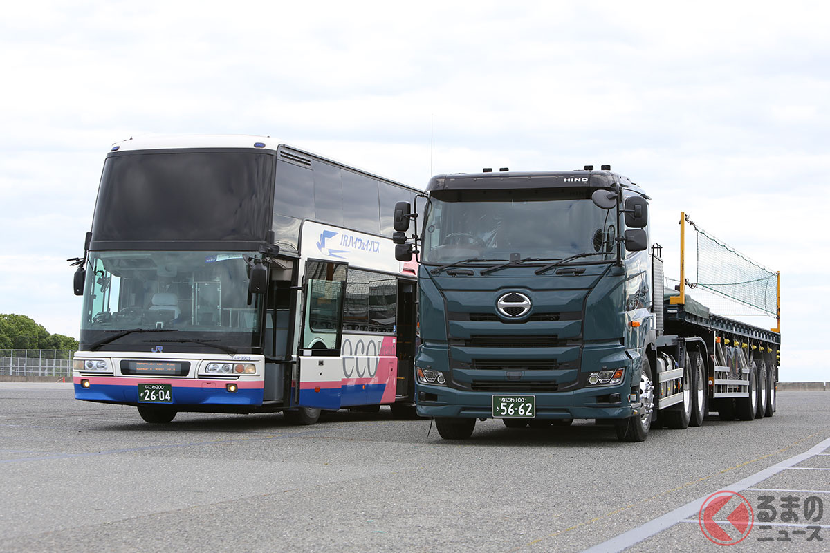 西日本ジェイアールバスの三菱ふそう「エアロキング」と藤原運輸の日野「プロフィア」+トレーラー