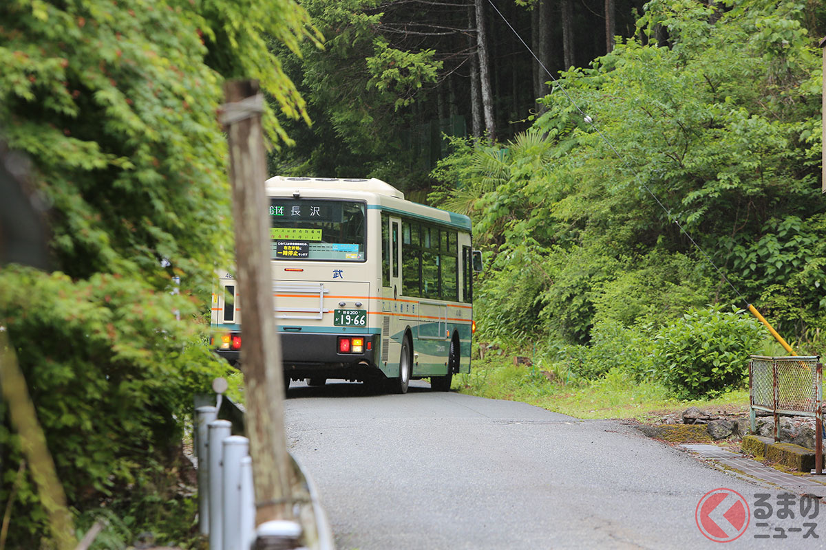 終点「長沢」でバック駐車する倉尾線
