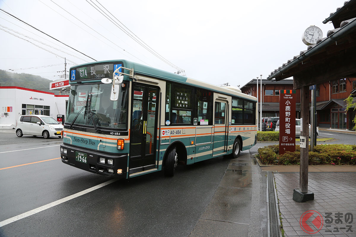 始発バス停の「小鹿野役場」にやってきた倉尾線の車両