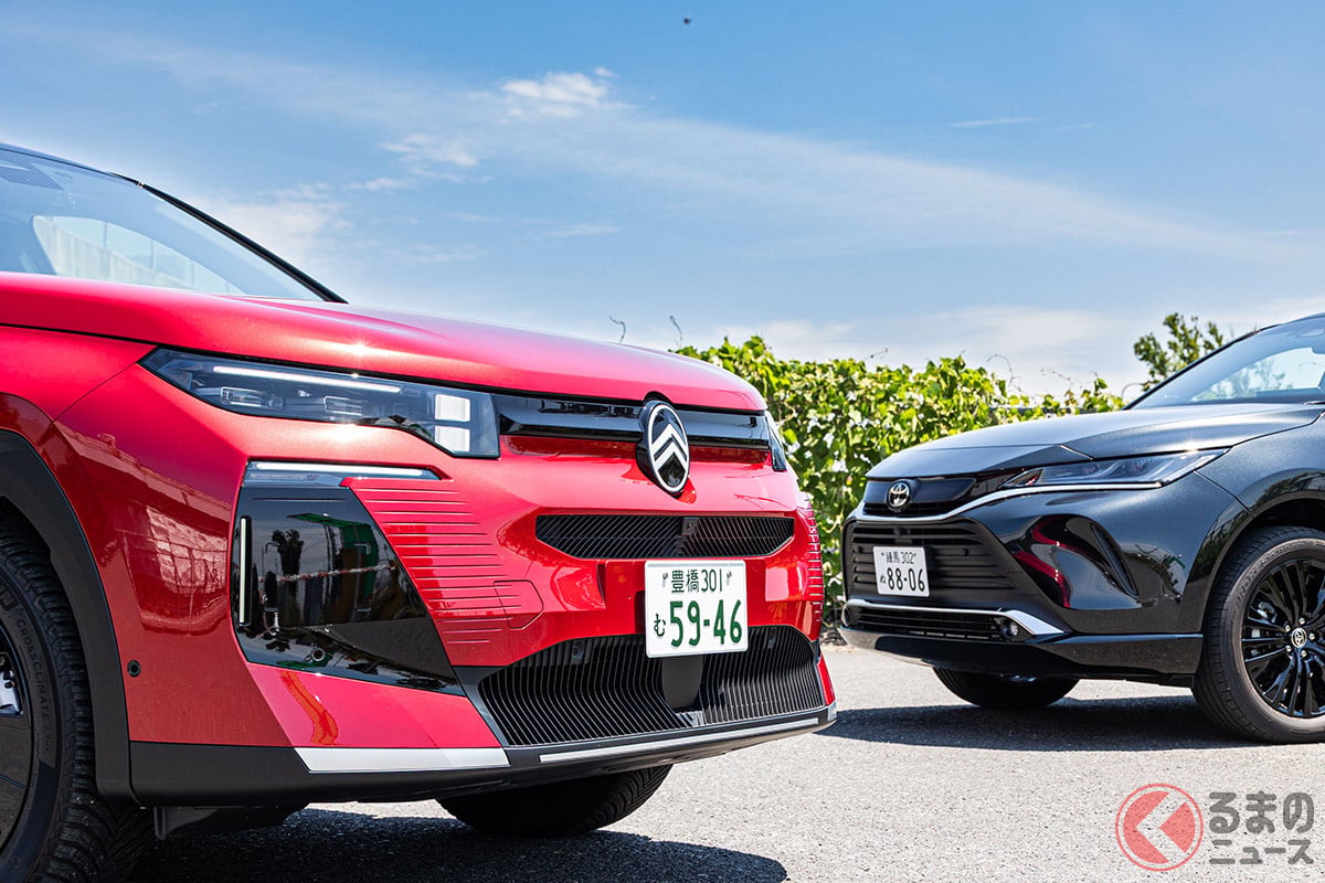 今回はシトロエン「C5エアクロス MAXハイブリッド」(左)と、トヨタ「ハリアー」の特別仕様車「Z “Leather Package・Night Shade” HEV 4WD」(右)を比較試乗。ボディサイズが近い2台の都市型SUVは、それぞれ異なる個性を持っています