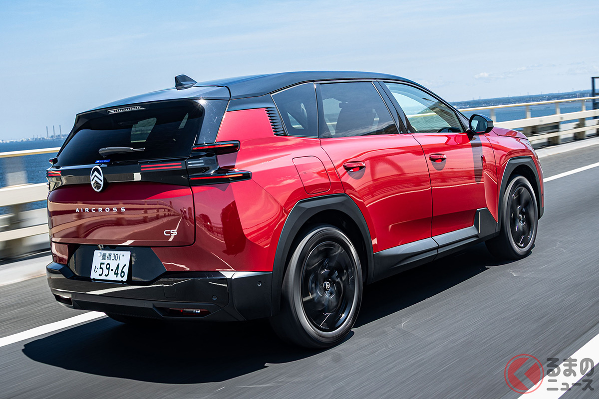 ウイングをモチーフとした特徴的なテールランプを採用する新型「C5エアクロス」。デザイン性だけでなく空力性能や静粛性の向上にも貢献しています