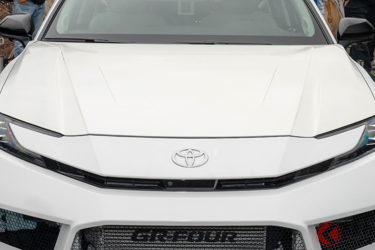 トヨタ新型「カムリ」斬新“7気筒エンジン”搭載で初公開!