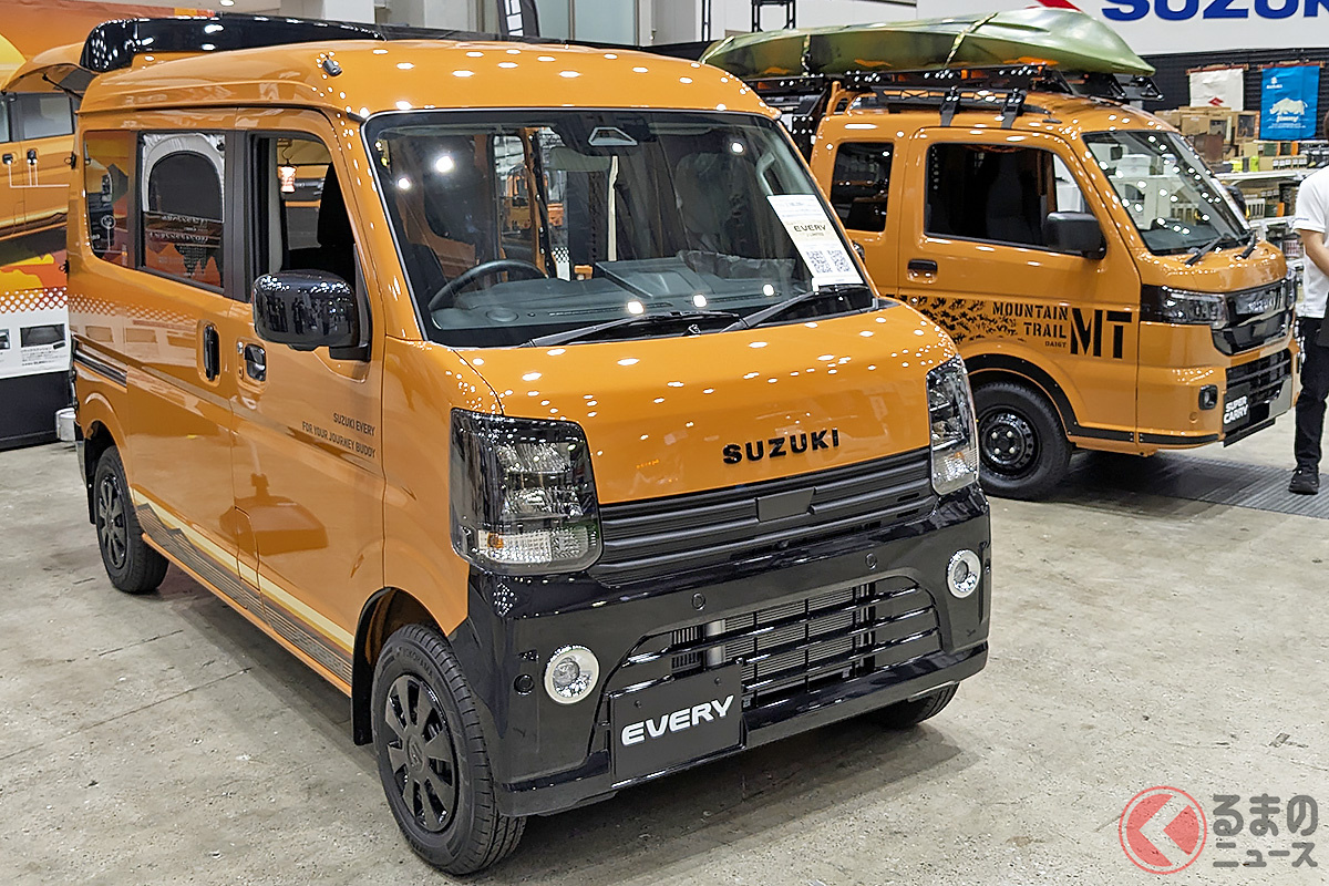「エブリイ」大幅改良モデルに注目！［画像は「エブリイ」特別仕様車「Jリミテッド」（左）と、軽トラック「スーパーキャリイ」特別仕様車「Xリミテッド」（右）］