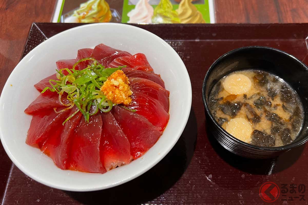 夜の東名高速「牧之原SA」(上り)で食した「焼津一本釣りかつお丼」(1250円)は、鰹独特のクセがほとんどなく、あっさりとした味わいだった。味噌汁付き