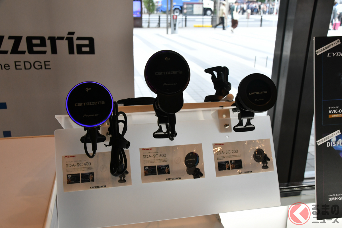 車載用スマートフォンクレイドルの新製品3モデル。左から「SDA-SC400」、「SDA-SC600」、「SDA-SC200」