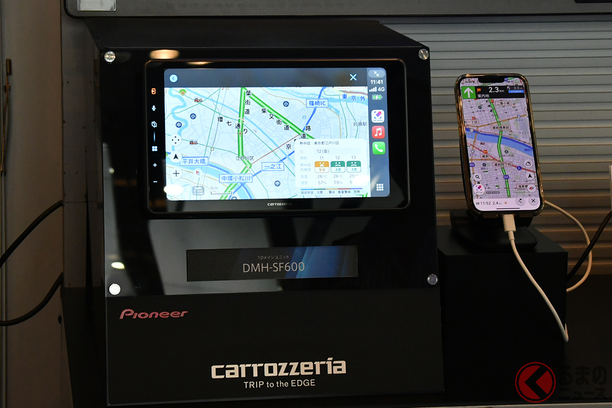 「DMH-SF600」とスマートフォンを接続し、ナビアプリ「COCCHi」を利用する様子。天気予報や熱中症リスクなどの情報も車載ディスプレイ上で確認できる