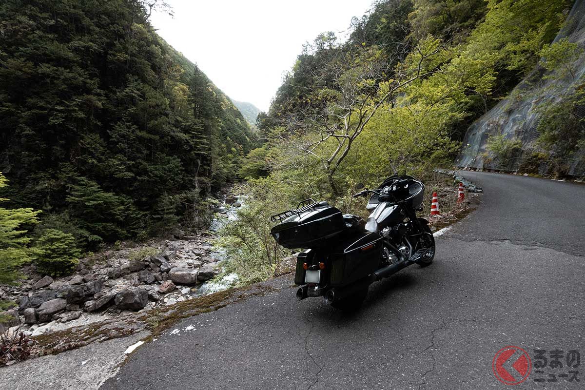 酷道は西に流れる古川沿いを走っていたが、いつの間にか東に流れる又口川に沿って下っていた。木々の間から大きな滝が見えて歩いて近くまで行けそうな歩道があったが、途中で崩れていた