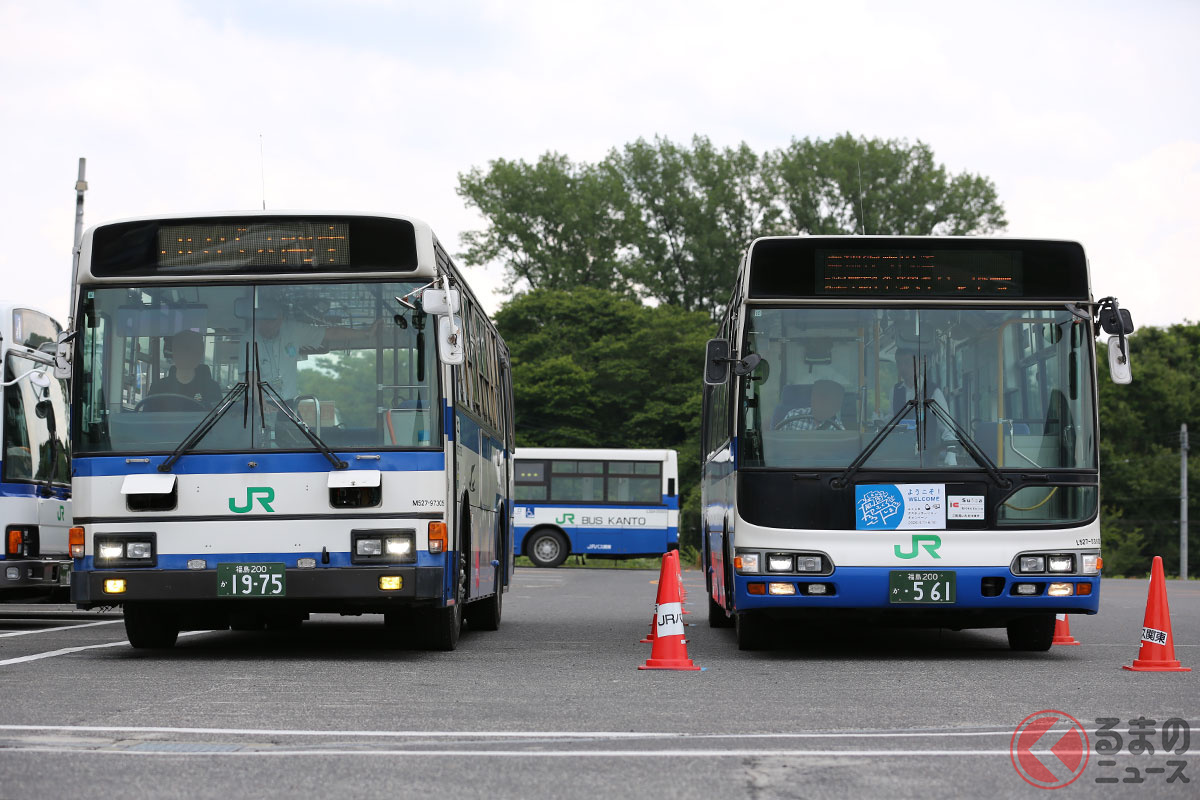 今回運転体験ができる日野「ブルーリボン」M527-97305号車(左)と「ブルーリボンシティ」L527-03502号車(右)(写真:くるまのニュース編集部撮影)