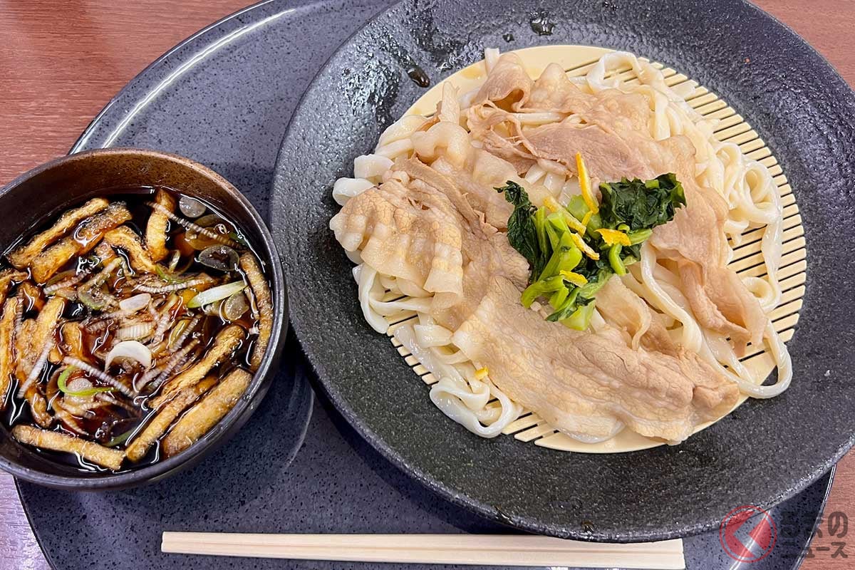 関越道「高坂SA」(下り)で出会った「極み香り豚の肉汁うどん」(1200円)。淡白な印象のうどんと豚肉とは対照的に、つけ汁は味付け濃いめ