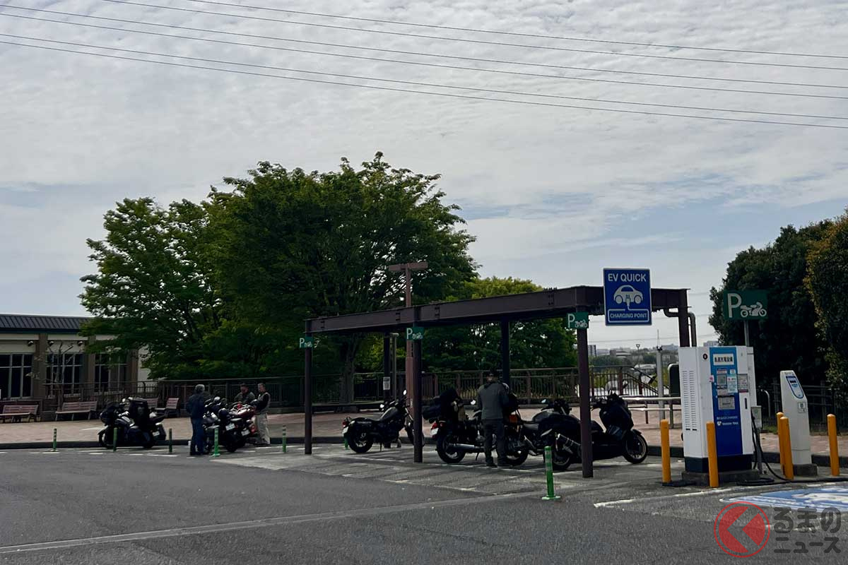 バイク専用に確保された駐車スペース。屋根が設置されているのは嬉しいポイント