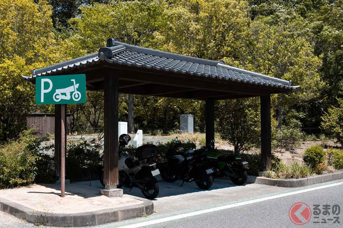 バイクで常磐道を走り、仙台に向かう途中で休憩に立ち寄ったのは、福島県に入ってすぐの「四倉PA」（下り）。バイク専用に確保された駐車スペースには屋根まで設置されている。しかも和テイストの瓦屋根