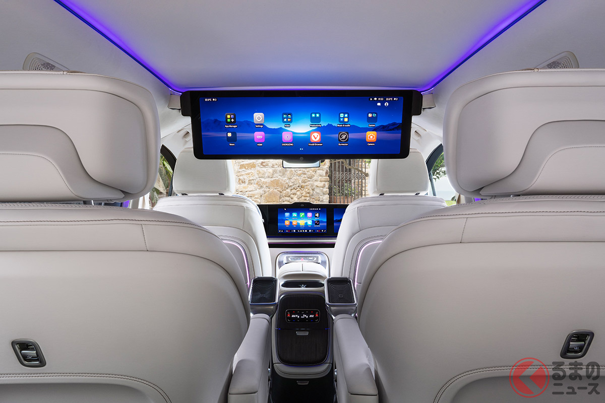 後席には31.3インチの格納式大型スクリーンや冷温庫などを設定。高級ミニバンらしい快適装備が充実しています