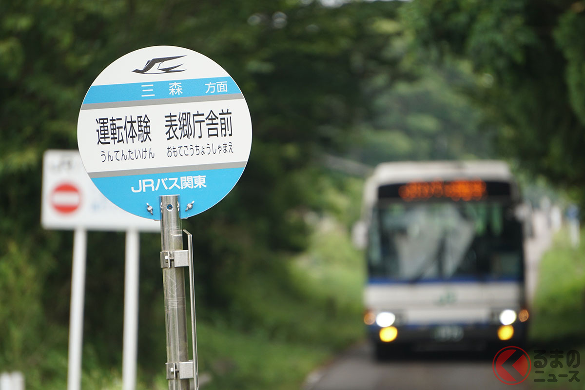 すでに廃止になった区間であるものの、運転体験時には現役バス停と同じものを製作。スタッフも楽しんでいる様子がわかります(写真:遠藤イヅル撮影)