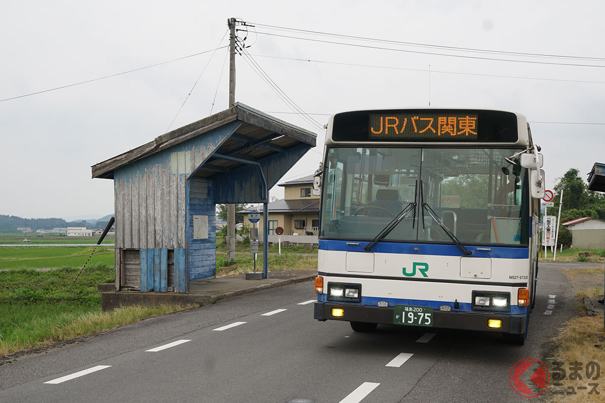 鉄道時代の建物が残る「番沢」バス停に停車中の日野「ブルーリボン」M527-97305号車(写真:遠藤イヅル撮影)