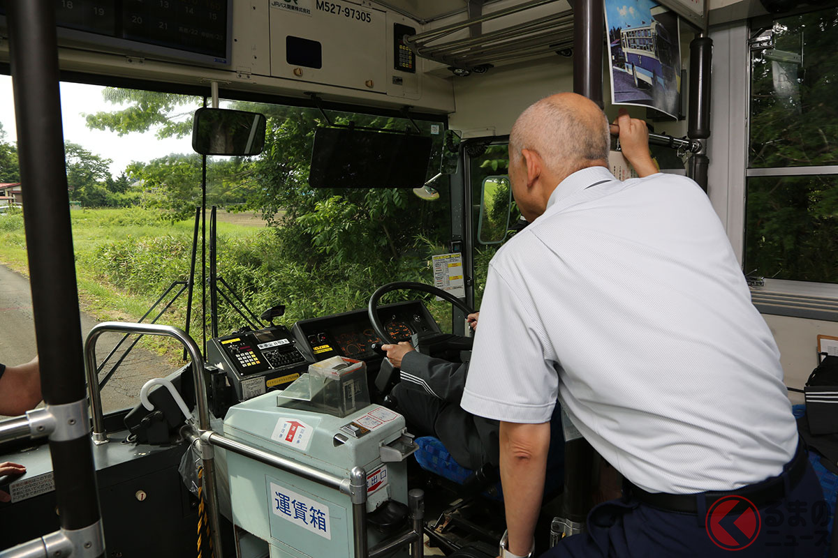 指導運転士にアドバイスを受けながら走行する参加者(写真:くるまのニュース編集部撮影)