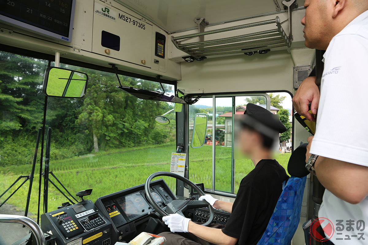 指導運転士にアドバイスを受けながら走行する参加者(写真:くるまのニュース編集部撮影)