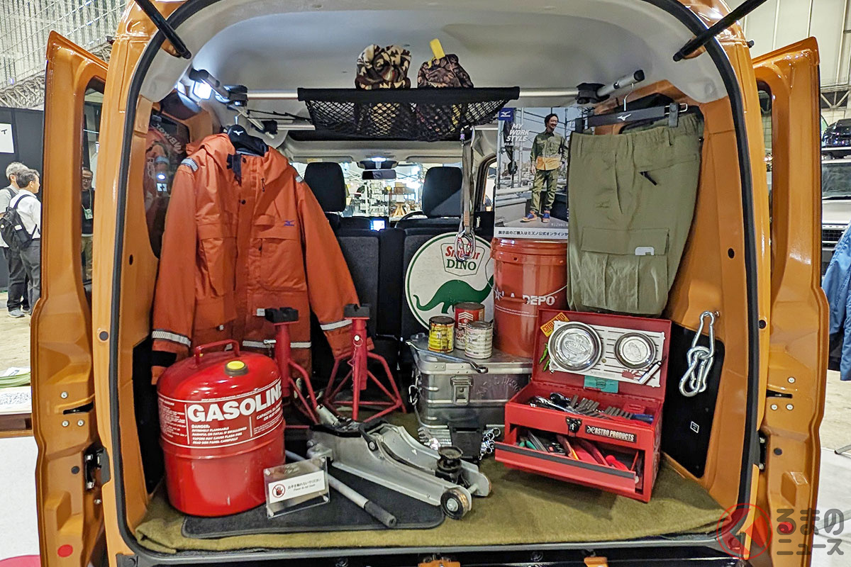 荷室は整備工具ブランドとコラボした「はたらくクルマ」仕様に